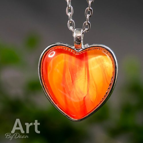 Kunstwerk gemaakt door Daniëlle getiteld Rode hartvormige hanger bijzonder cadeau
