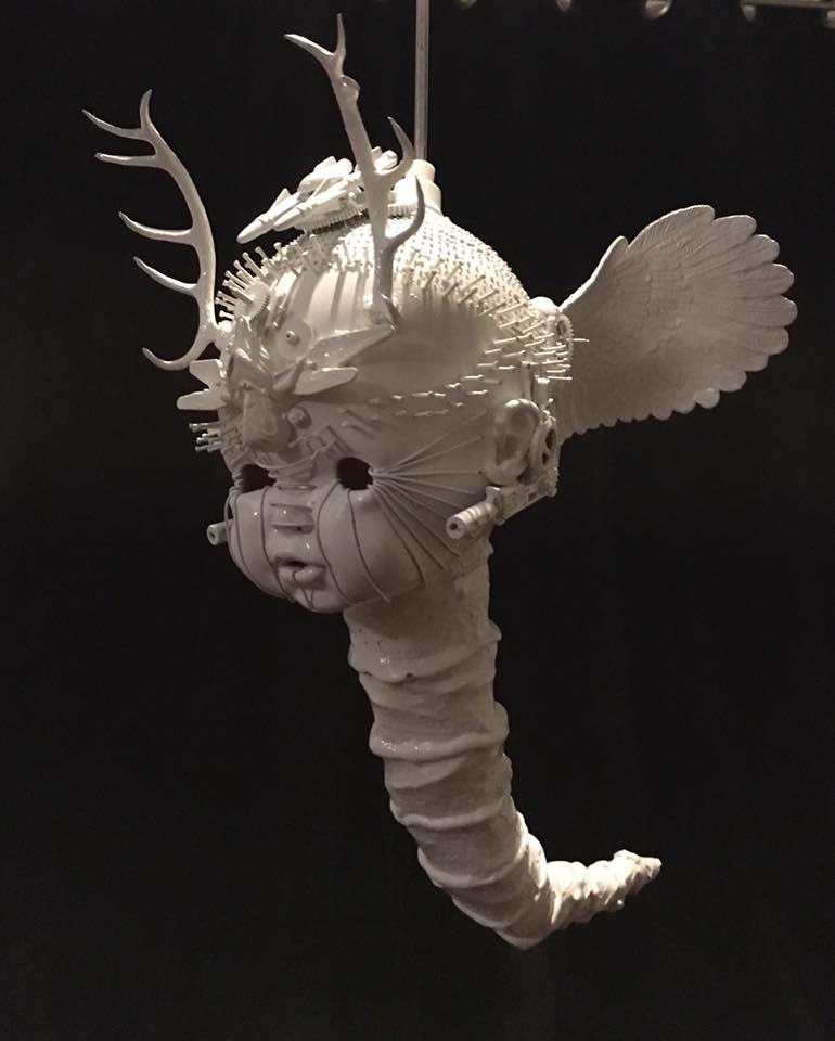Kunstwerk gemaakt door Rhamsey getiteld White head with deerhorn, gun & wings